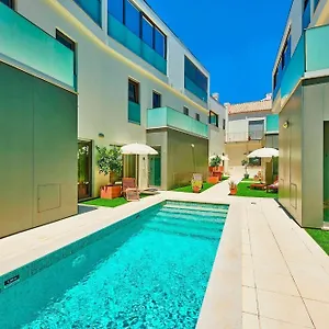  Holiday home Executive Townhouse, Centre, Shared Pool